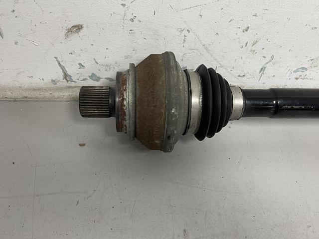 Піввісь задня, права 8W0501204F VAG