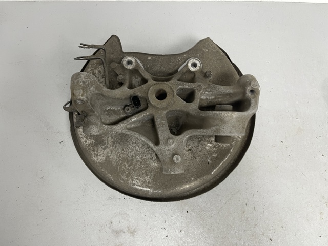 Кулак поворотний лівий 8W0505431P VAG