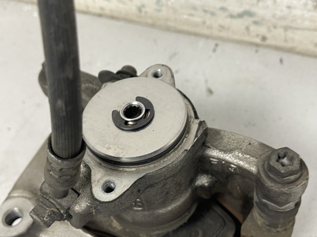 Задній гальмівний супорт лівий 8W0615403 VAG