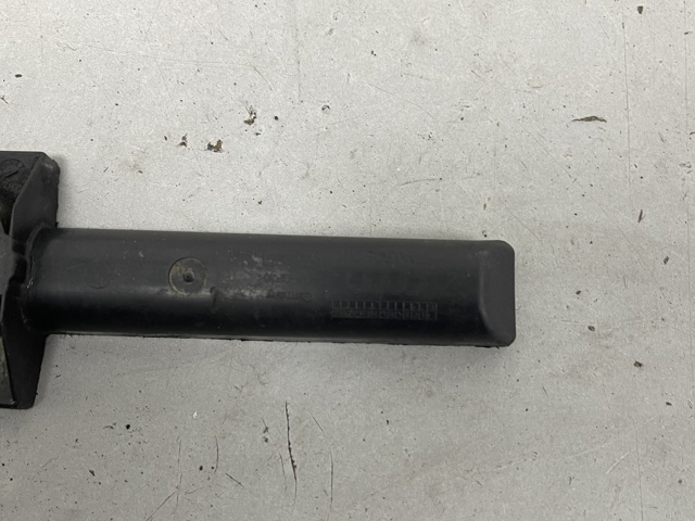 Кронштейн радіатора нижній 8W0805201 VAG