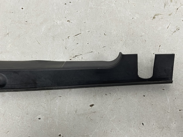 Заглушка жабо збоку 8W0820582C VAG