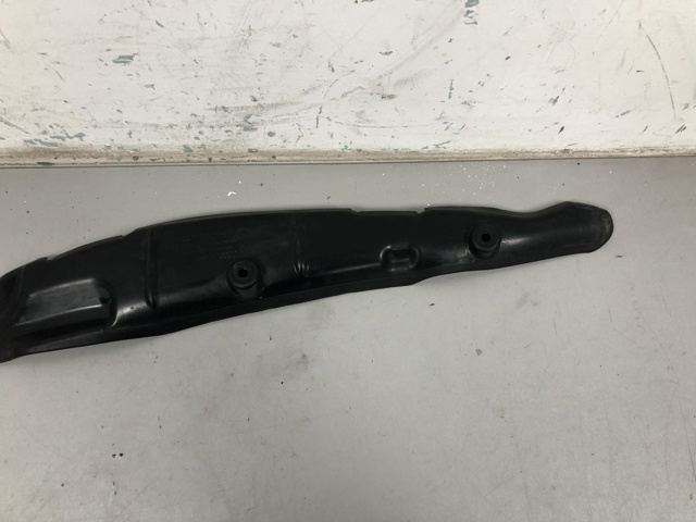 Ущільнювач арки крила 8W0821111 VAG
