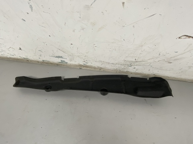 Ущільнювач крила 8W0821111 VAG