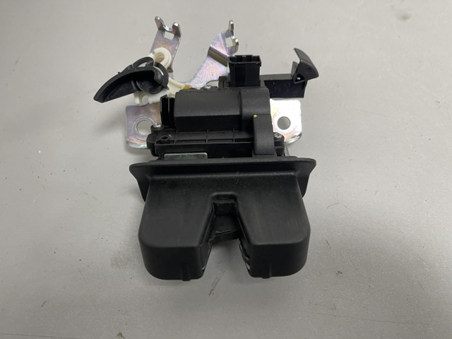 Замок кришки багажника/задньої  3/5-ї двері, задній 8W0827503 VAG