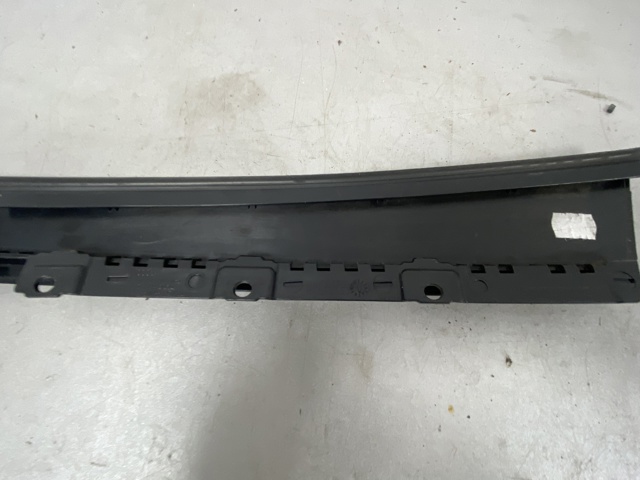 Накладка задньої двері, лівої, вертикальна 8W0839901 VAG