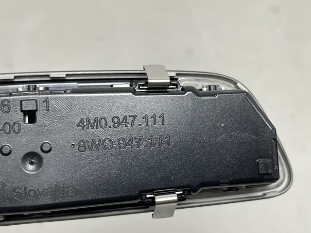 Плафон освітлення салона/кабіни, задній 8W0947111 VAG