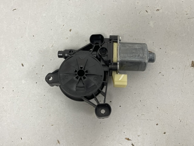 Моторчик склопідйомника двері задніх, правих 8W0959812 VAG