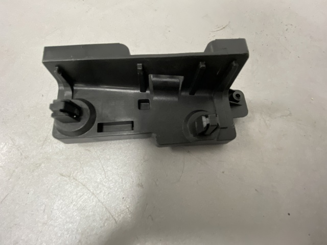 Кронштейн ручки відкривання капота 8W1823633C VAG