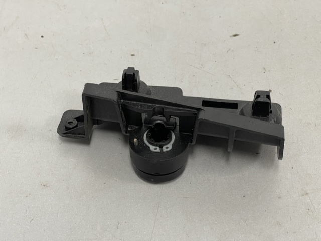 Кронштейн ручки відкривання капота 8W1823633C VAG
