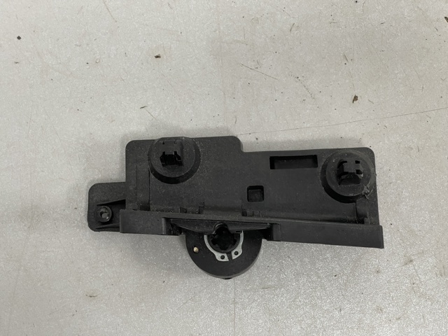 Кронштейн ручки відкривання капота 8W1823633C VAG
