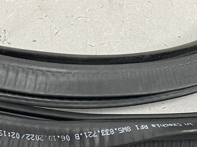 Ущільнювач двері задньої (на кузові) 8W5833721B VAG