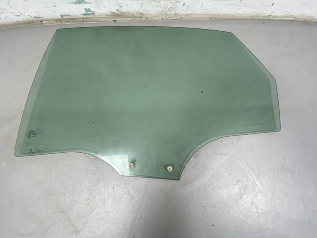 Скло задньої двері лівої 8W5845205 VAG