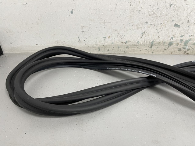 Ущільнювач дверей задка кузова 8W8827705C VAG