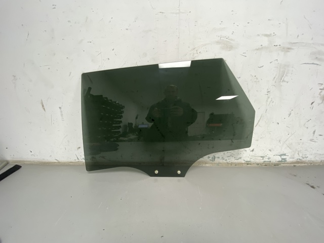 Скло заднє ліве 8W9845205B VAG