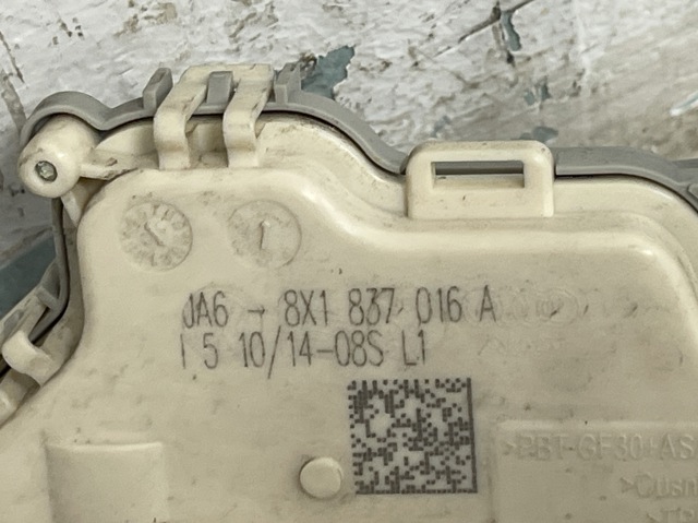 Замок передніх пасажирських дверей 8X1837016A VAG