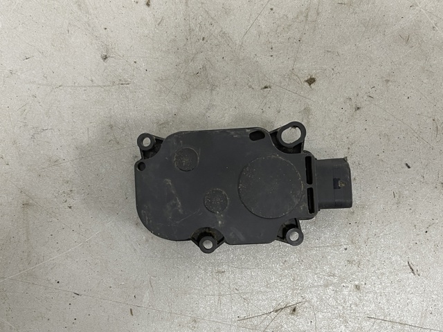 Привід (моторчик) жалюзі радіатора 95B965501AA PORSCHE