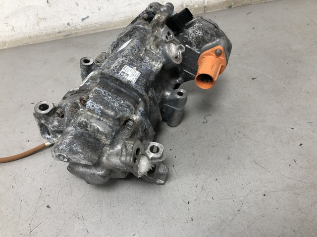 Компресор кліматичної установки A0008305404 MERCEDES