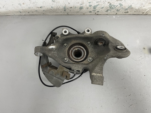 Кулак поворотний правий A2053500241 MERCEDES