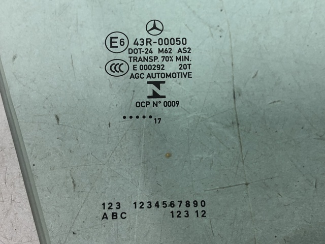 Скло передніх дверей, правих A2057253800 MERCEDES