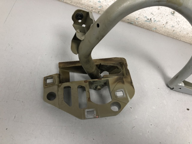 Петля кришки багажника A2057501528 MERCEDES
