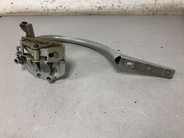 Шарнір кришки багажника A2057501628 MERCEDES