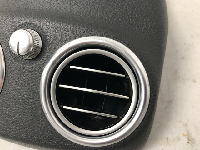 Решітка вентиляції салону в підлокітнику, задня A2058300501 MERCEDES