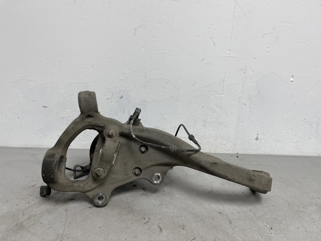 Цапфа поворотна права A2133324800 MERCEDES