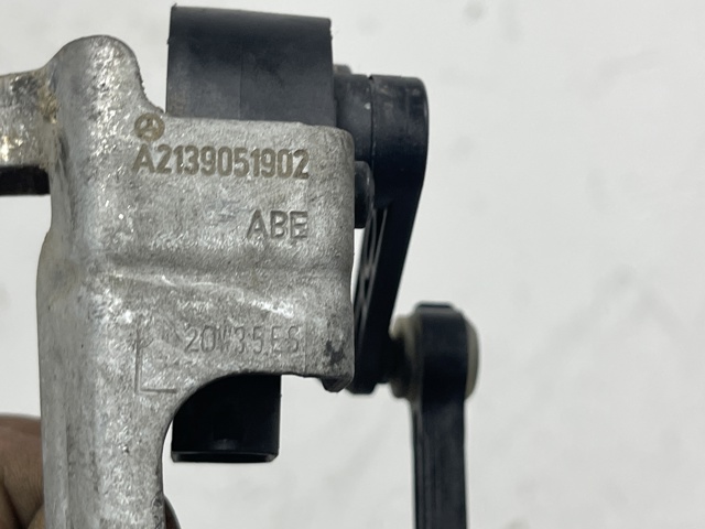 Датчик рівня положення кузова, задній лівий A2139051902 MERCEDES