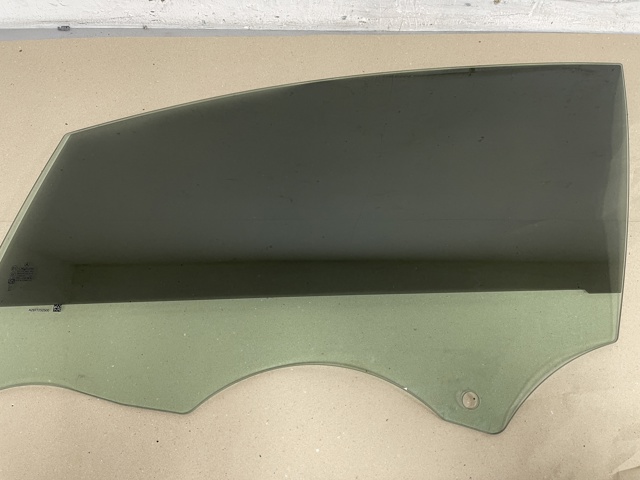 Скло водійських дверей A2977252500 MERCEDES