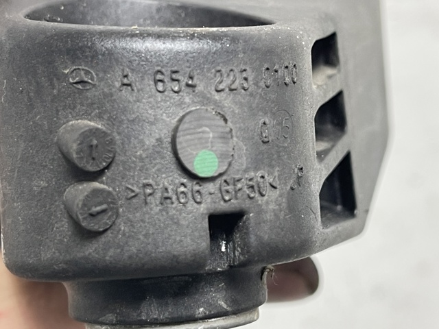 Кронштейн подушки (опори) двигуна, правої A6542230100 MERCEDES