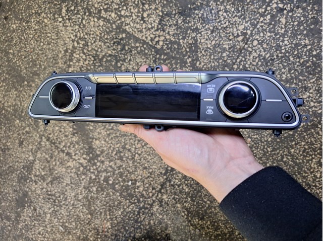 Блок управління кондиціонером 8W0820043F VAG