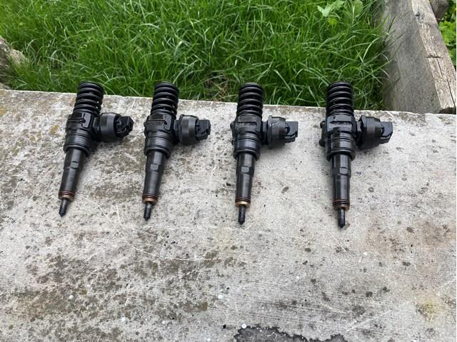 Форсунка вприску палива 038130073BQ VAG