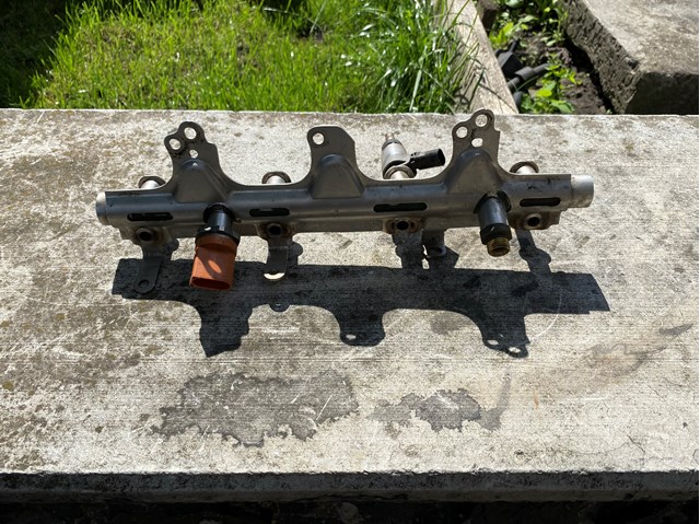 Розподільник палива 06J133317M VAG