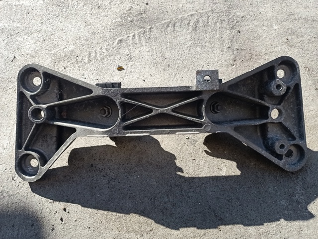Балка кріплення коробки передач 22316796605 BMW