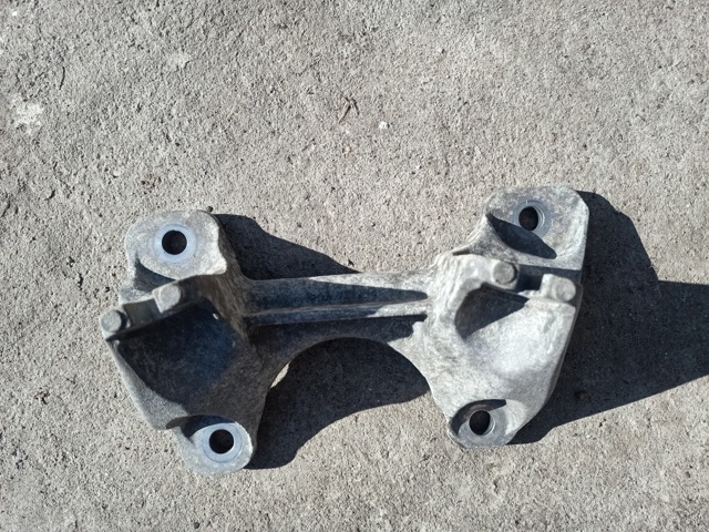 Кронштейн подушки коробки передач 22316796613 BMW