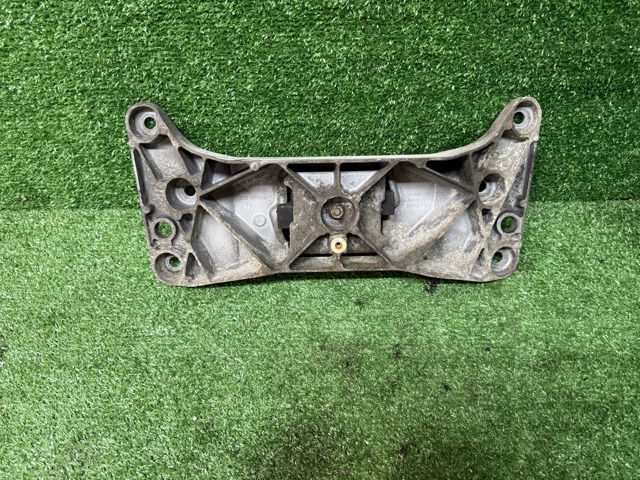 Кріплення кпп 22326777613 BMW