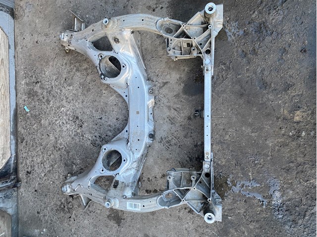 Підрамник передньої підвіски 31116796692 BMW