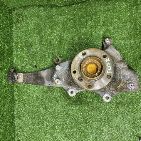 Цапфа поворотна права 31216775768 BMW