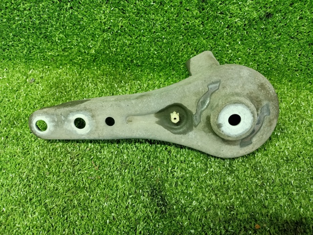 Кронштейн задньої балки 33326793651 BMW