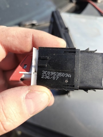 Кнопка аварійної сигналізації Volkswagen Passat B6