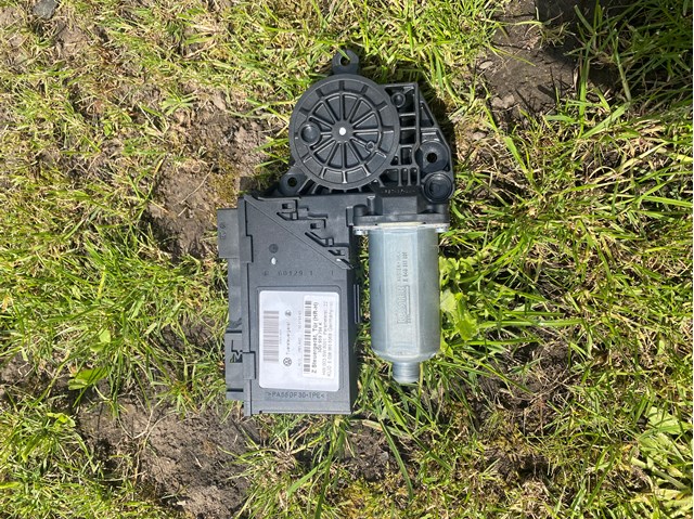 Мотор склопідйомника дверей передніх, правих 3D0959704K VAG