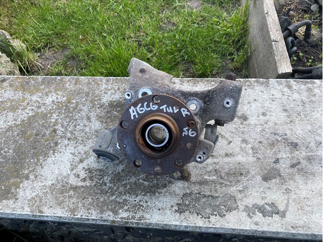 Кулак поворотний правий 4F0505434G VAG