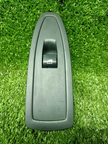 Кнопка підйомника переднього правого скла 61319208107 BMW