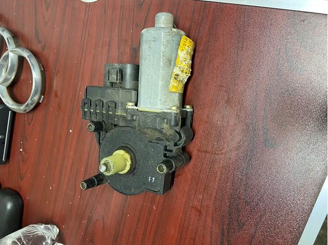 Двигун склопідіймача двері передньої, правої 8D0959802D VAG