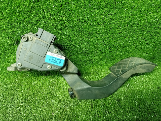 Підаль газу 8D1723523F VAG