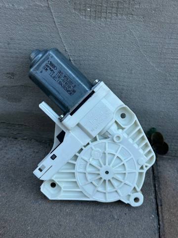 Привід ліфта передній 8K0959801B VAG