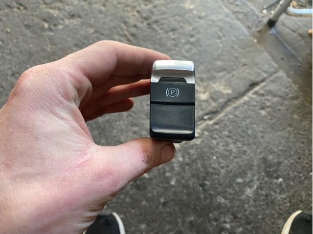 Кнопка електромеханічного гальма стоянки 8K1927225B VAG