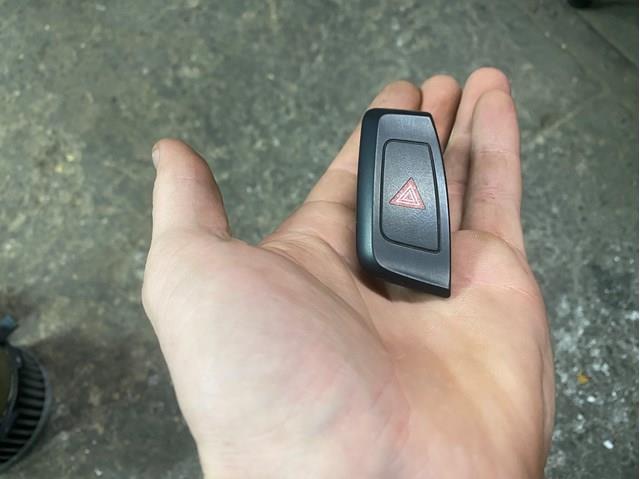 Кнопка аварійної сигналізації 8K1941509 VAG