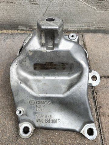 Кронштейн подушки (опори) двигуна, правої 8W0199308R VAG