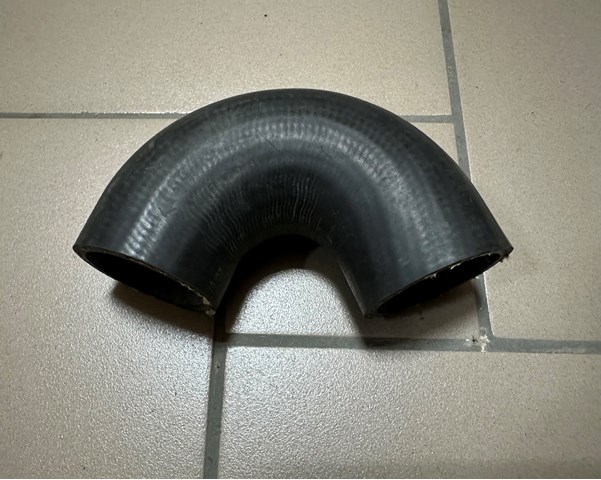 Шланг/патрубок водяного насоса, нагнітальний 11531275398 BMW